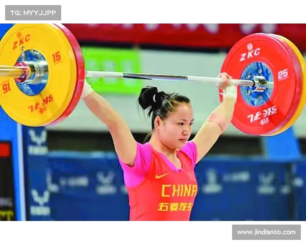 中国选手在国际举重锦标赛中勇夺金牌 展现强大实力和竞技风采